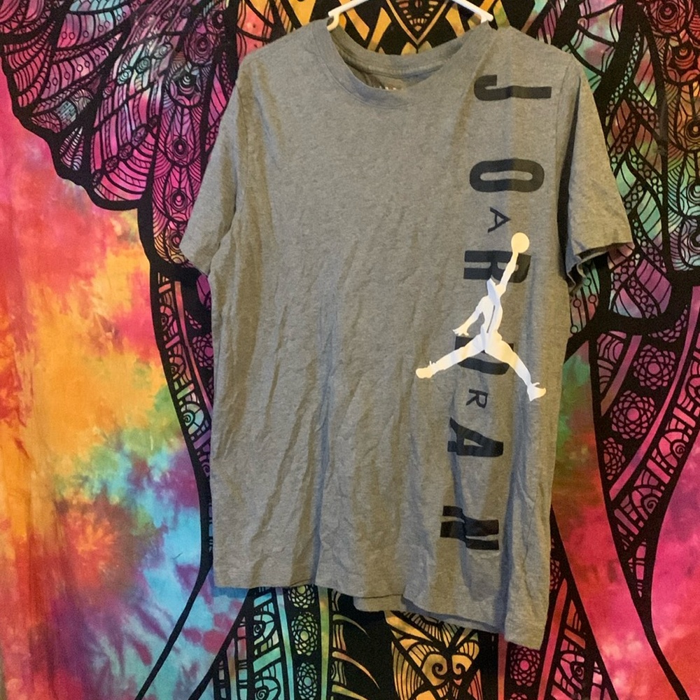 men’s jordan shirt size medium. color gray